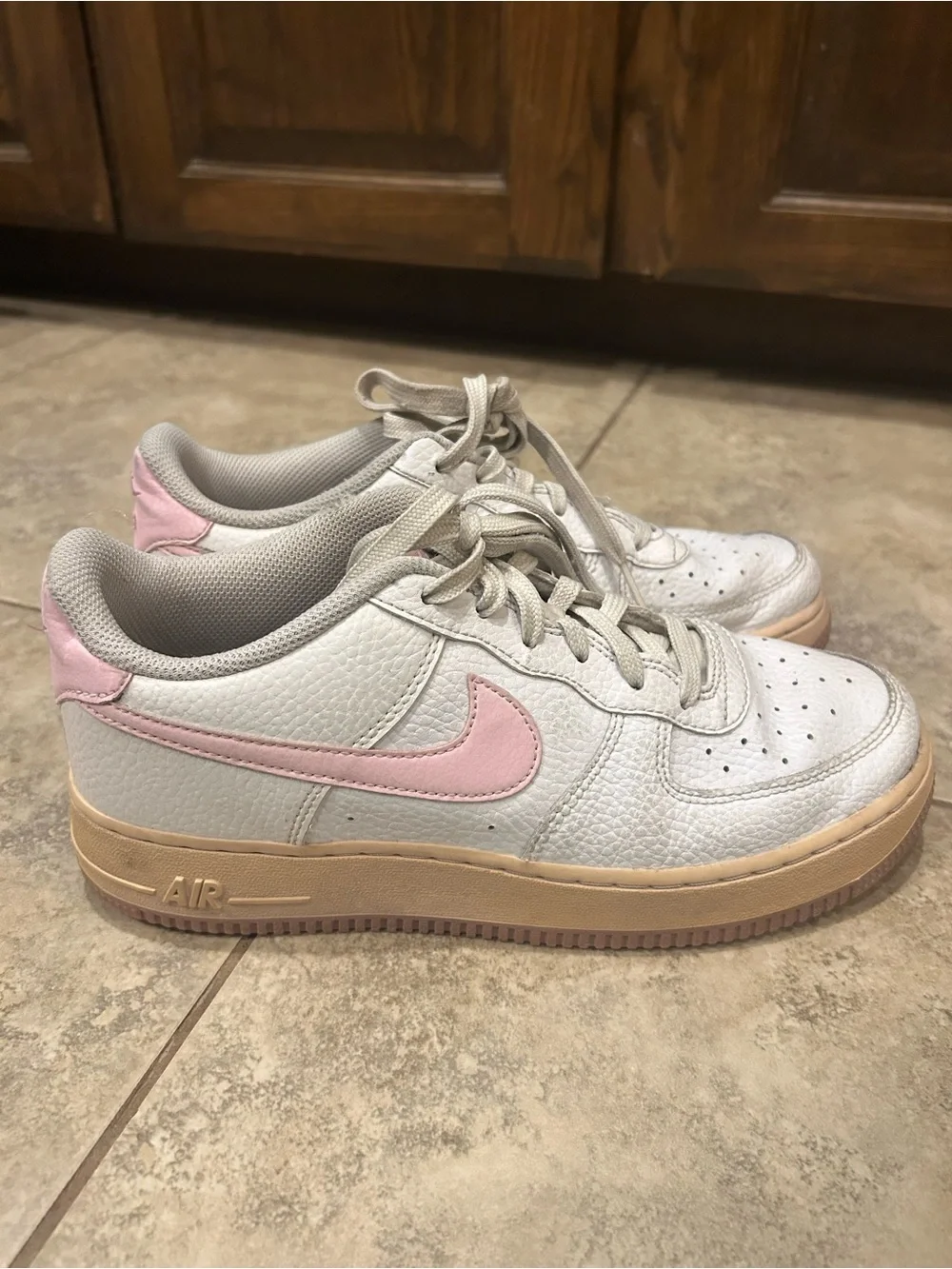 Nike Air Force 1 Kids Low-Top Sneakers in White with Pink Swoosh and Tan sole